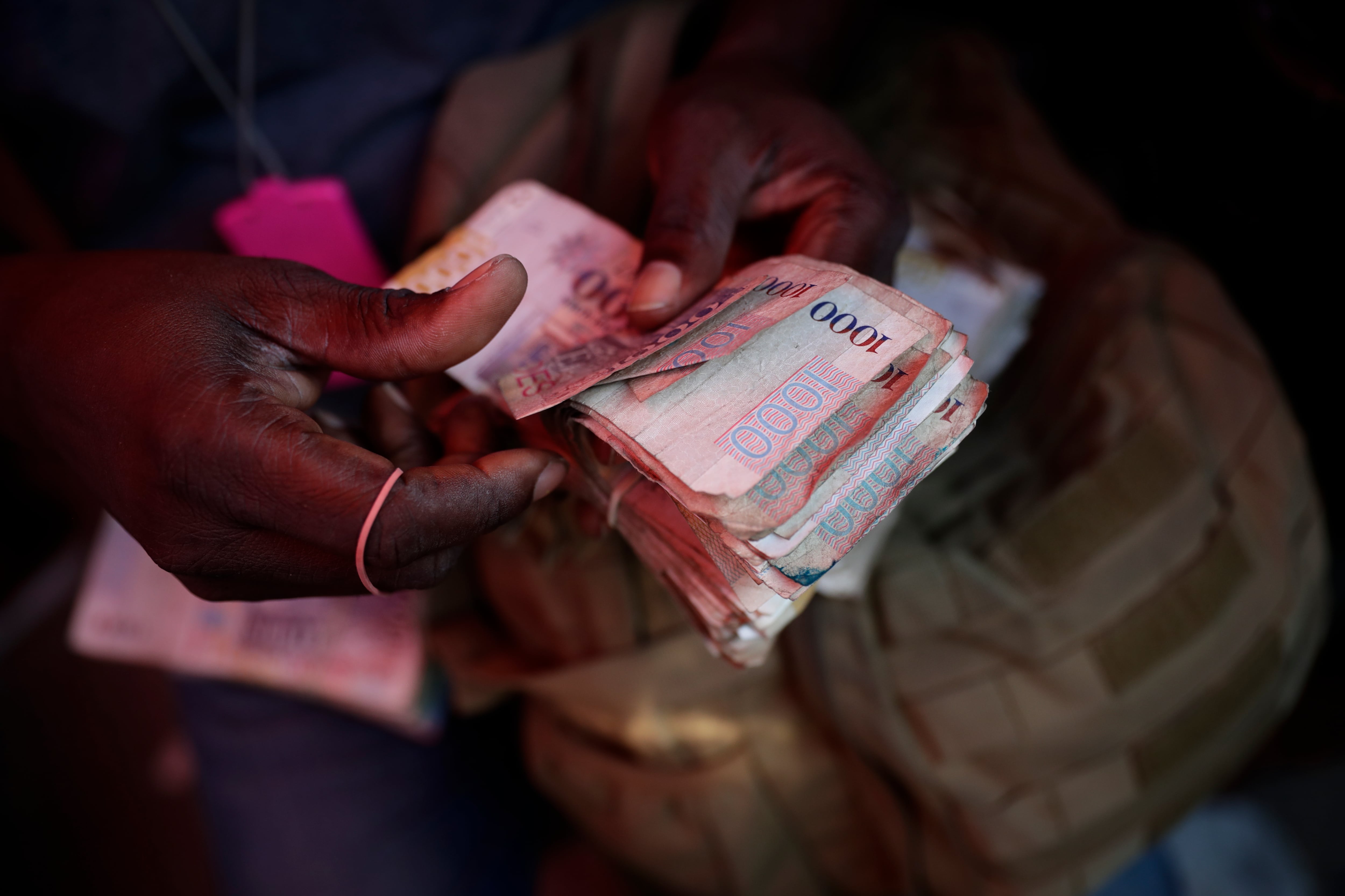 Un hombre cambia dinero en el Mercado Binacional en Dajabón (República Dominicana).EFE/ Bienvenido Velasco
