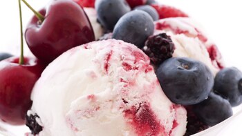 Helado de ciruelas con arándanos. (Shutterstock)