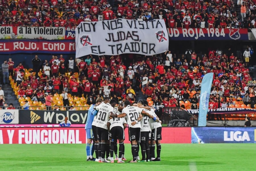 Otra de las tomas de la bandera que desplegó Independiente Medellín en contra de Juan Guillermo Cuadrado-crédito David Jaramillo/Colprensa