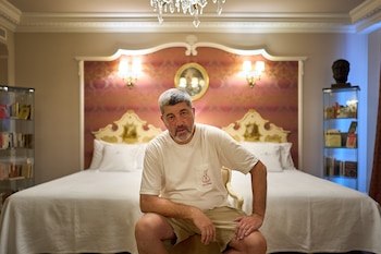 Fernando Hualde, antiguo conserje y recepcionista, posa en la suite Ernest Hemingway del Gran Hotel La Perla en Pamplona, al norte de España, el jueves 2 de julio de 2026. (Foto AP/Miguel Oses)