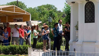 Los fieles rezan en interior