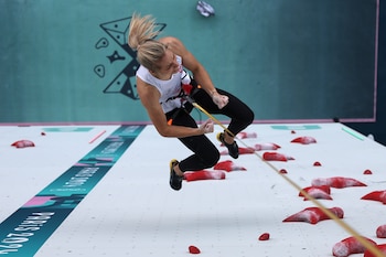 La polaca Aleksandra Miroslaw durante la final de escalada de velocidad en los Juegos Olímpicos (Michael Reaves/Pool Photo via AP)