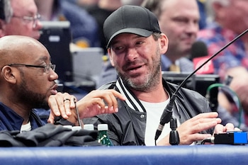 Tony Romo fue detenido el 23 de julio en Wisconsin y quedó bajo licencia indefinida en CBS mientras la cadena evalúa su situación (AP Foto/Tony Gutierrez).