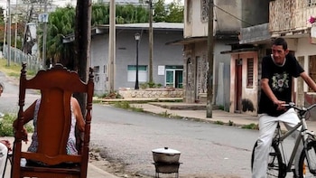 Cocinar en la calle: familias cubanas optan por cocinas improvisadas ante crisis de gas licuado