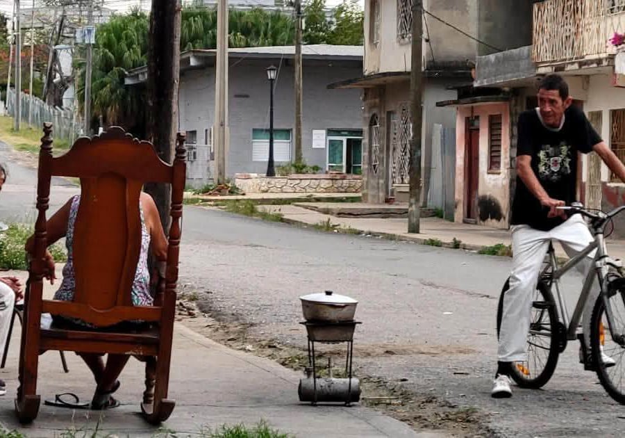 Cocinando en la calle - Familias cubanas sin gas licuado, Cuba (Infobae Cuba/ Cortesia Food monitor program)