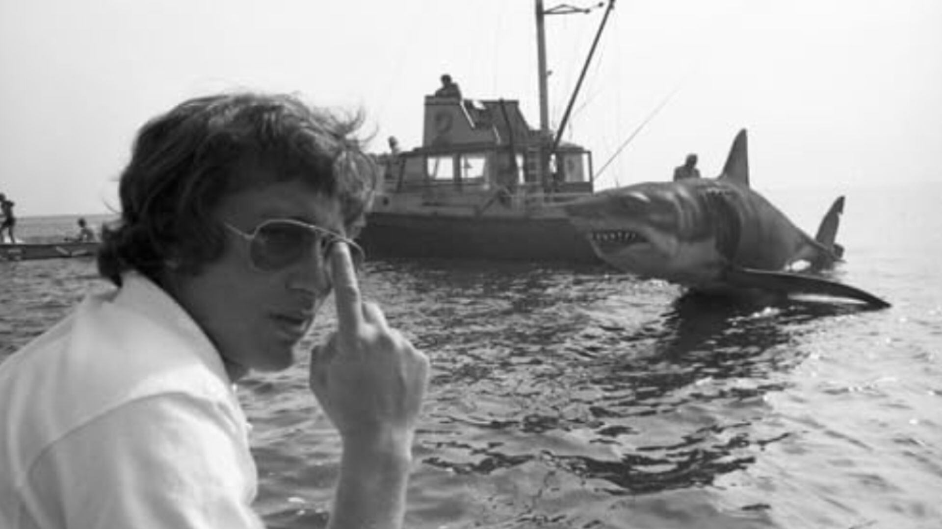 Steven Spielberg posa junto al tiburón