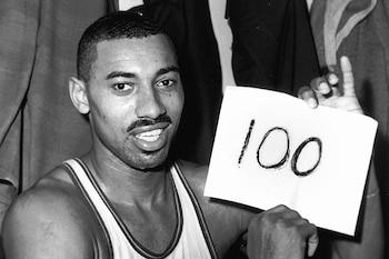Wilt Chamberlain fue seleccionado como MVP de la NBA en tres años seguidos: 1966, 1967 y 1968 con Philadelphia 76ers (AP Foto/Paul Vathis, archivo)