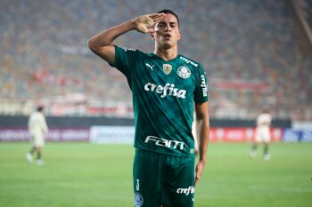 Renan de Palmeiras celebra un