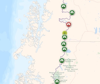 Mapa de la Patagonia con costas, islas, lagos y una ruta marcada con iconos verdes, un icono rojo tachado y un icono amarillo con el número dos. Incluye nombres de parques nacionales