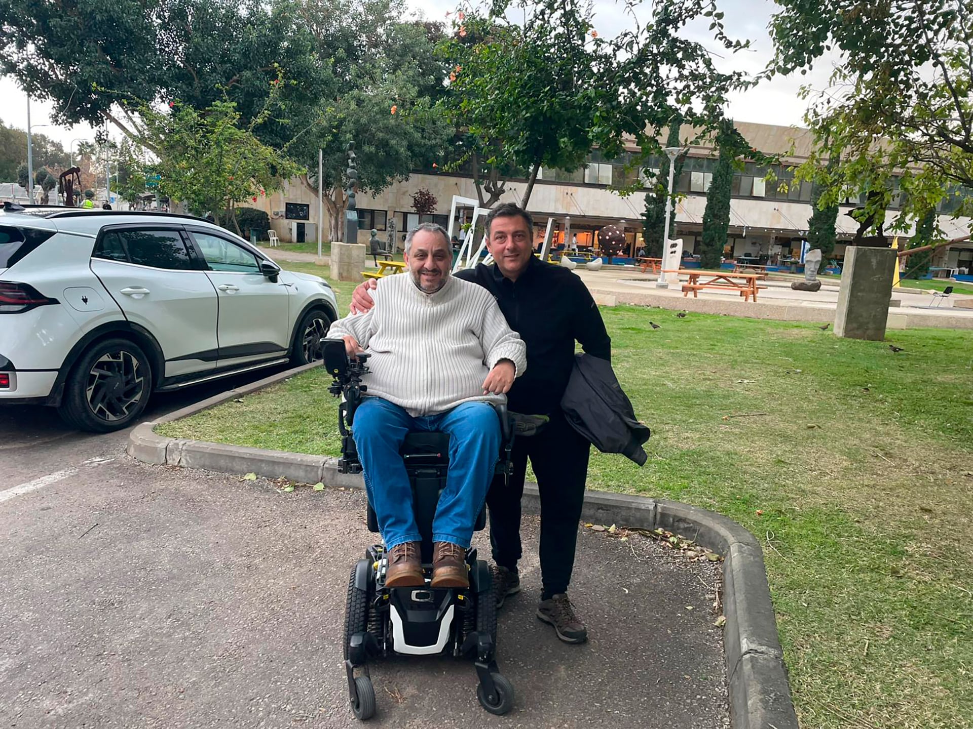 Luciano Bottoni junto a el argentino-israelí Eric Hecht, quien le donó la silla a Matías
