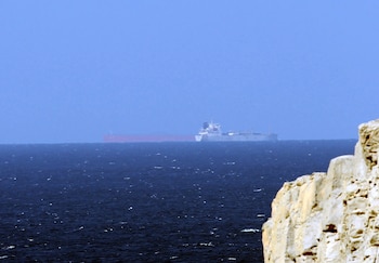 Imagen de archivo de petroleros cruzando el Estrecho de Ormuz (EFE/Ali Haider)