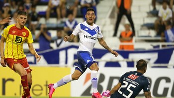 Con una joya de Ricardo Centurión, Vélez le ganó 1-0 a Aucas en su debut en la Copa Sudamericana