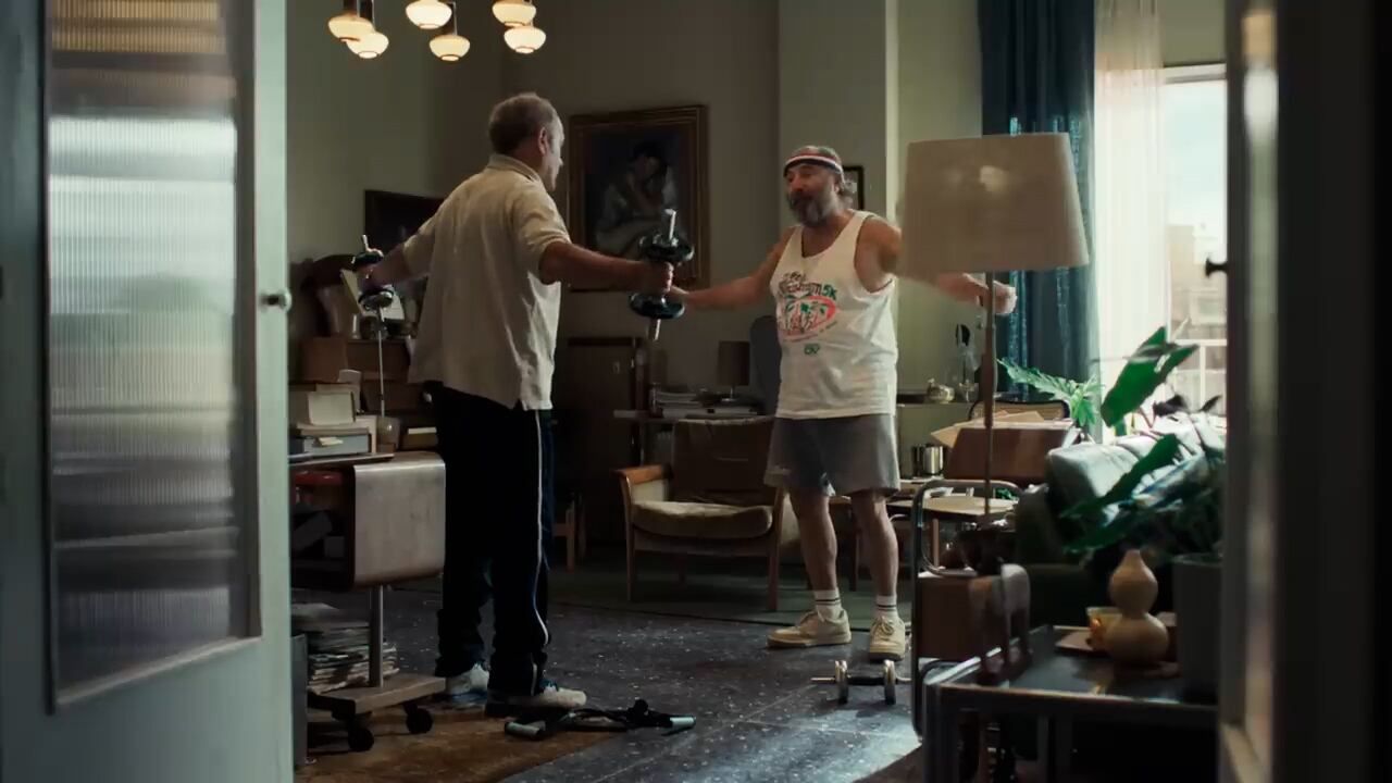 Dos amigos se acompañan mutuamente al llegar a viejos