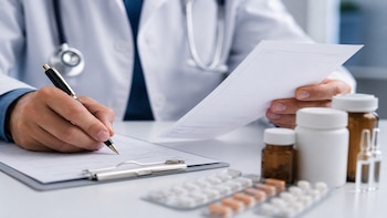 Médicos anestesiólogos alertan por nuevos cobros de Cofepris para recetarios de medicamentos contra el dolor