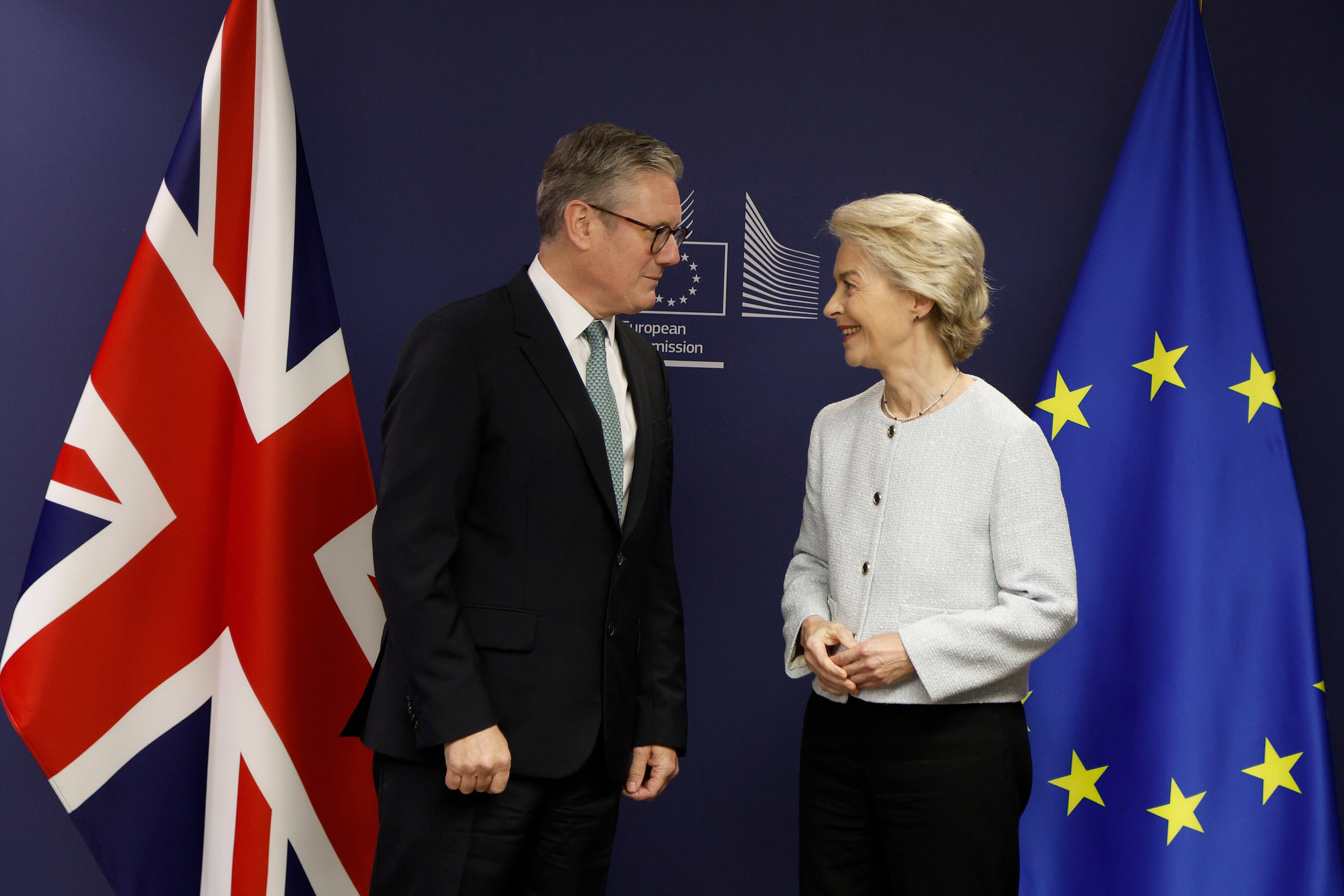 El primer ministro británico Keir Starmer en una reunión con la presidenta de la Comisión Europea, Ursula von der Leyen, en Bruselas (Associated Press/Omar La Habana)