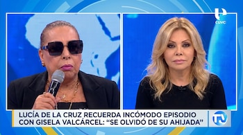 Pantalla dividida con Lucía de la Cruz, con gafas de sol y micrófono, a la izquierda; y Gisela Valcárcel, con cabello rubio, a la derecha.