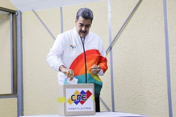 Nicolás Maduro vota en el
