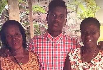 Jhon Arias con su abuela y su mamá en el pasado - crédito @lafechadeportes/Tik Tok