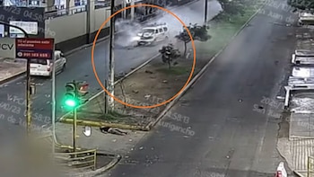 Las cámaras de seguridad municipales captaron el momento en que la motocicleta habría cruzado con el semáforo en rojo antes de colisionar con la otra unidad - Créditos: Captura de pantalla de Latina.