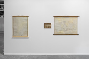 La artista toma mapas de