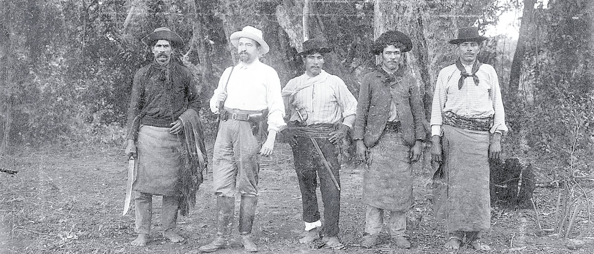 Blasco Ibáñez en el norte correntino, junto a pobladores del lugar.