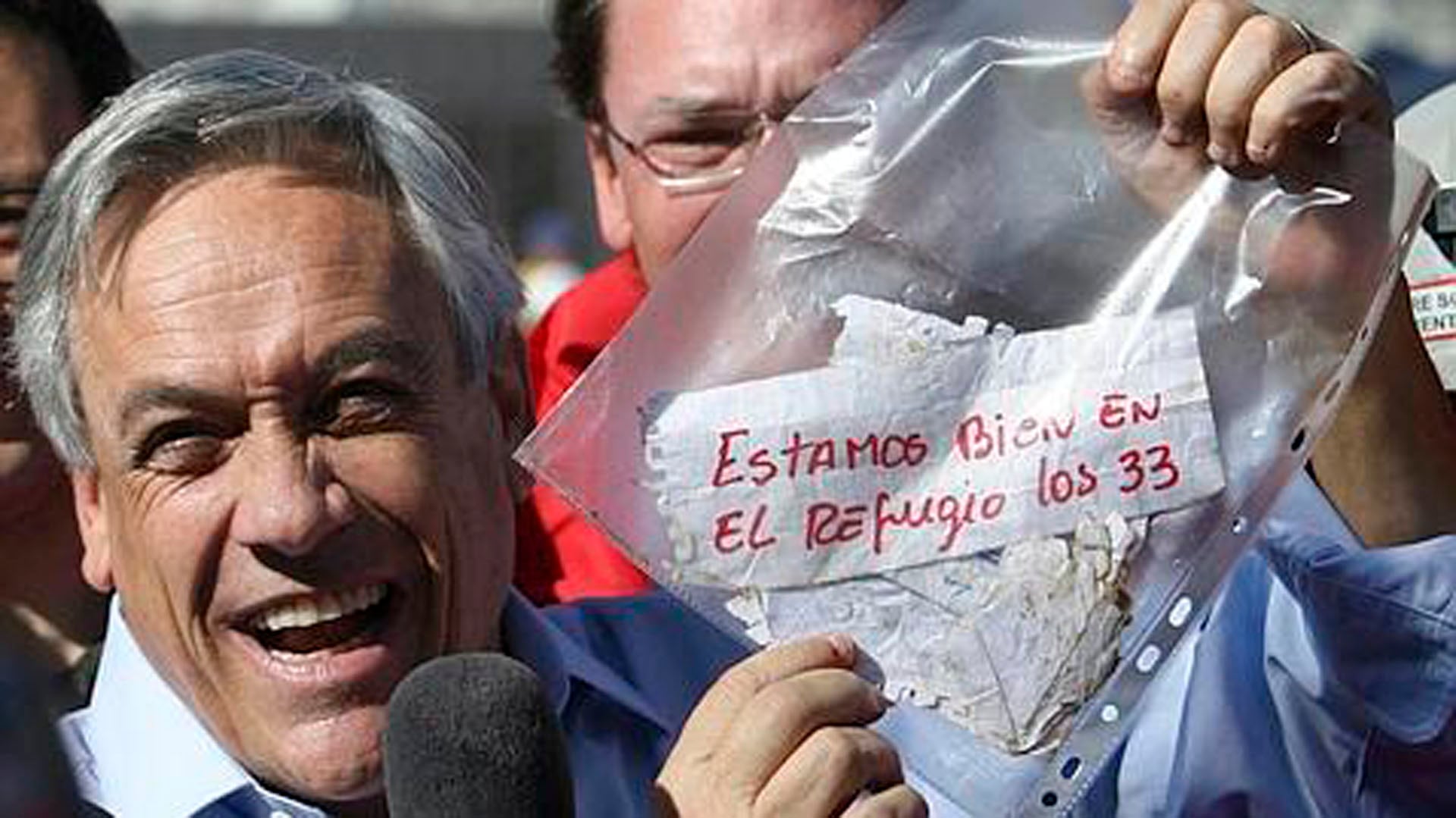 Después de querer darlos por muertos y frenar las operaciones de rescate, el presidente Enrique Piñera celebra que están con vida los 33 mineros chilenos (Min. Minería de Chile)