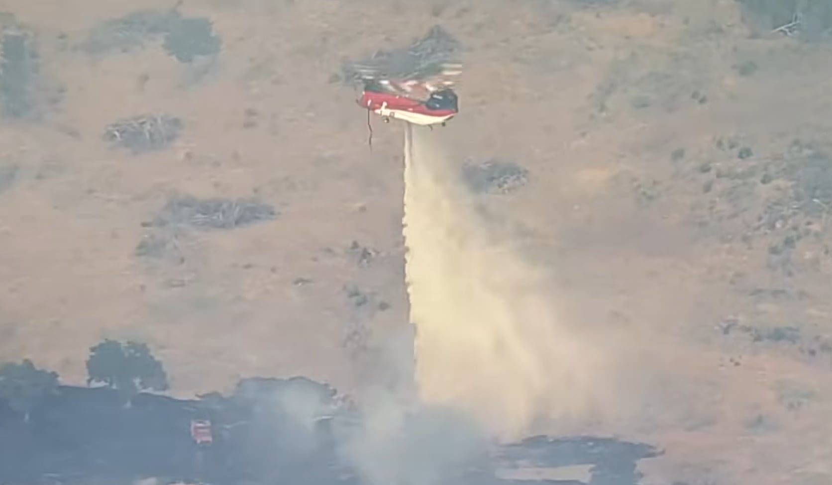 Aeronaves del Texas A&M Forest Service y el equipo TIFMAS operan sobre el perímetro del Ross Fire, en el condado de Palo Pinto (WFAA)