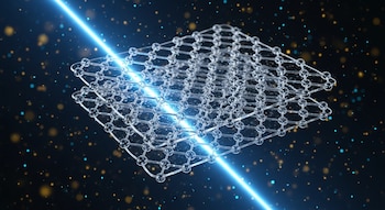 Dos láminas transparentes de grafeno con estructura hexagonal de átomos, superpuestas y atravesadas por un rayo de luz azul intenso sobre un fondo oscuro con destellos.