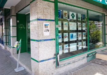 Una inmobiliaria ofrece pisos de