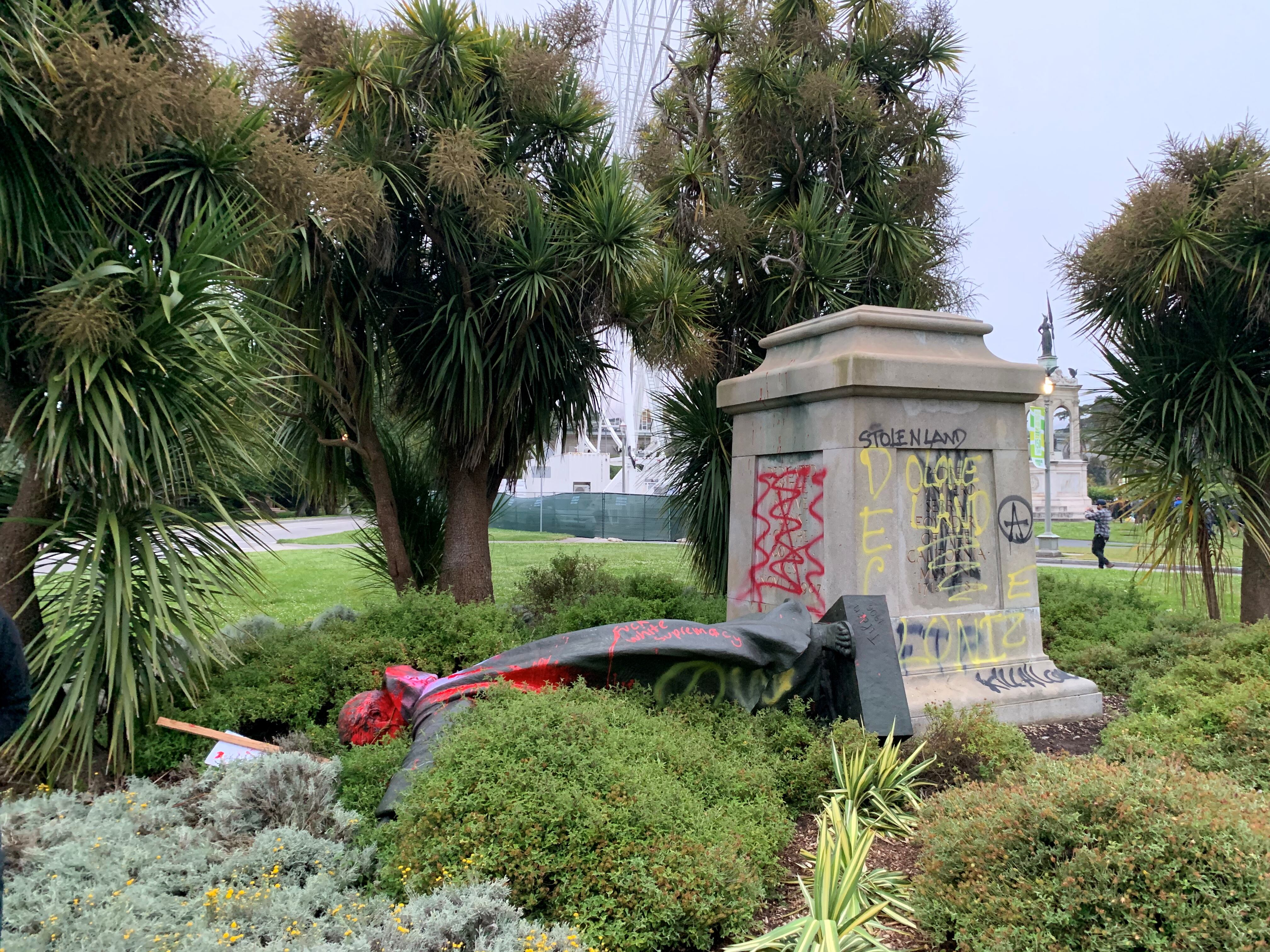 Estatua de Junipero Serra vandalizada en San Francisco, la ciudad que surgió de la misión que él creó. California, 2020 (David Zandman/via REUTERS)