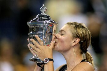 Foto de archivo de la tenista rusa Maria Sharapova celebrando tras ganar el Abierto de EEUU en 2006 (Reuters)