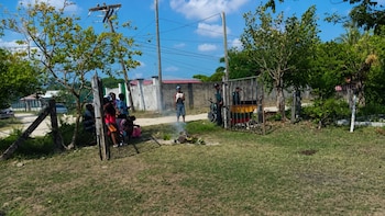 El operativo en la comunidad garífuna de San Juan dejó varias personas detenidas, según reportes oficiales. (FOTO: Hondudiario)