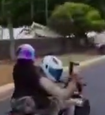 Así fue captado el motociclista disparando. Crédito: Redes Sociales