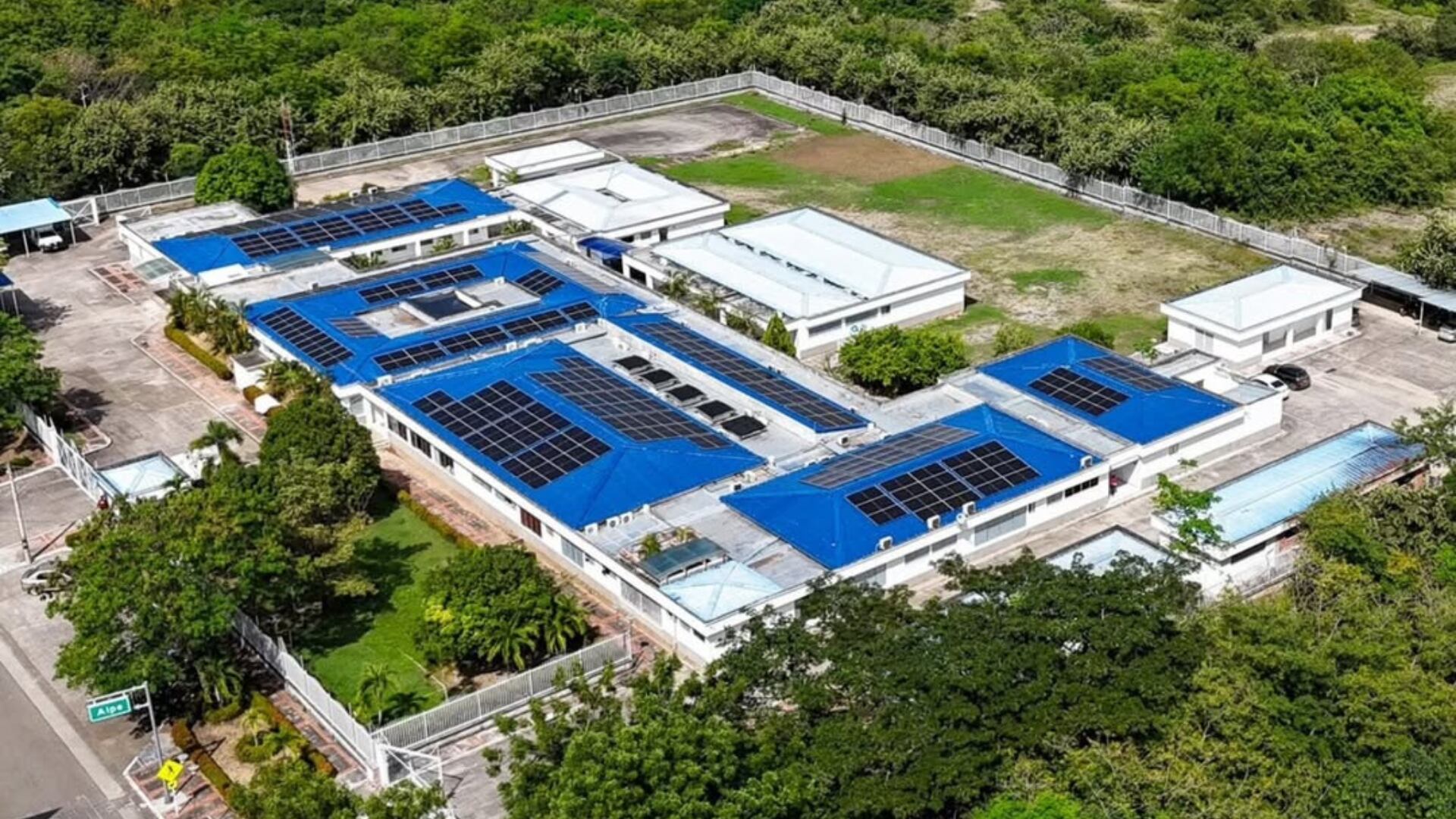 El Hospital San Carlos ahora genera 232.509 kWh al año con energía solar y logra un ahorro de 270.045 kWh gracias a mejoras en eficiencia - crédito @ministeriominasyenergia/Instagram
