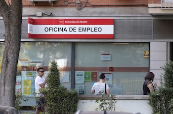 Varias personas hacen cola en