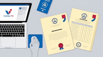 Un escritorio muestra una computadora portátil con la plataforma Valida-TE, un pasaporte nicaragüense, un título profesional, un certificado académico con sellos y una mano en un mouse.