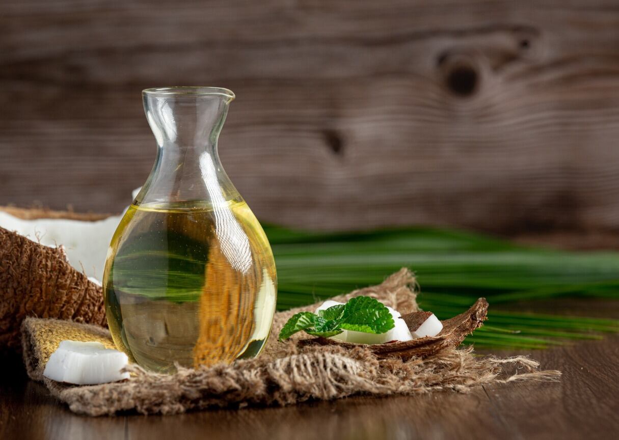 Expertos aconsejan utilizar el aceite de coco con moderación y priorizar el aceite de oliva en la alimentación diaria para una dieta saludable (Freepik)