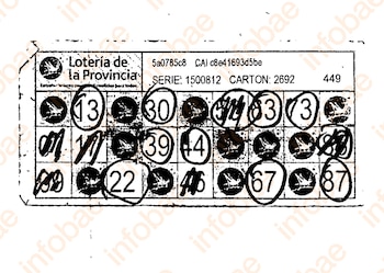 Un cartón de bingo de la Lotería de la Provincia con números impresos y círculos marcados a mano en tinta negra