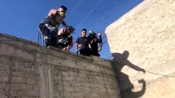 Cayó de una azotea y