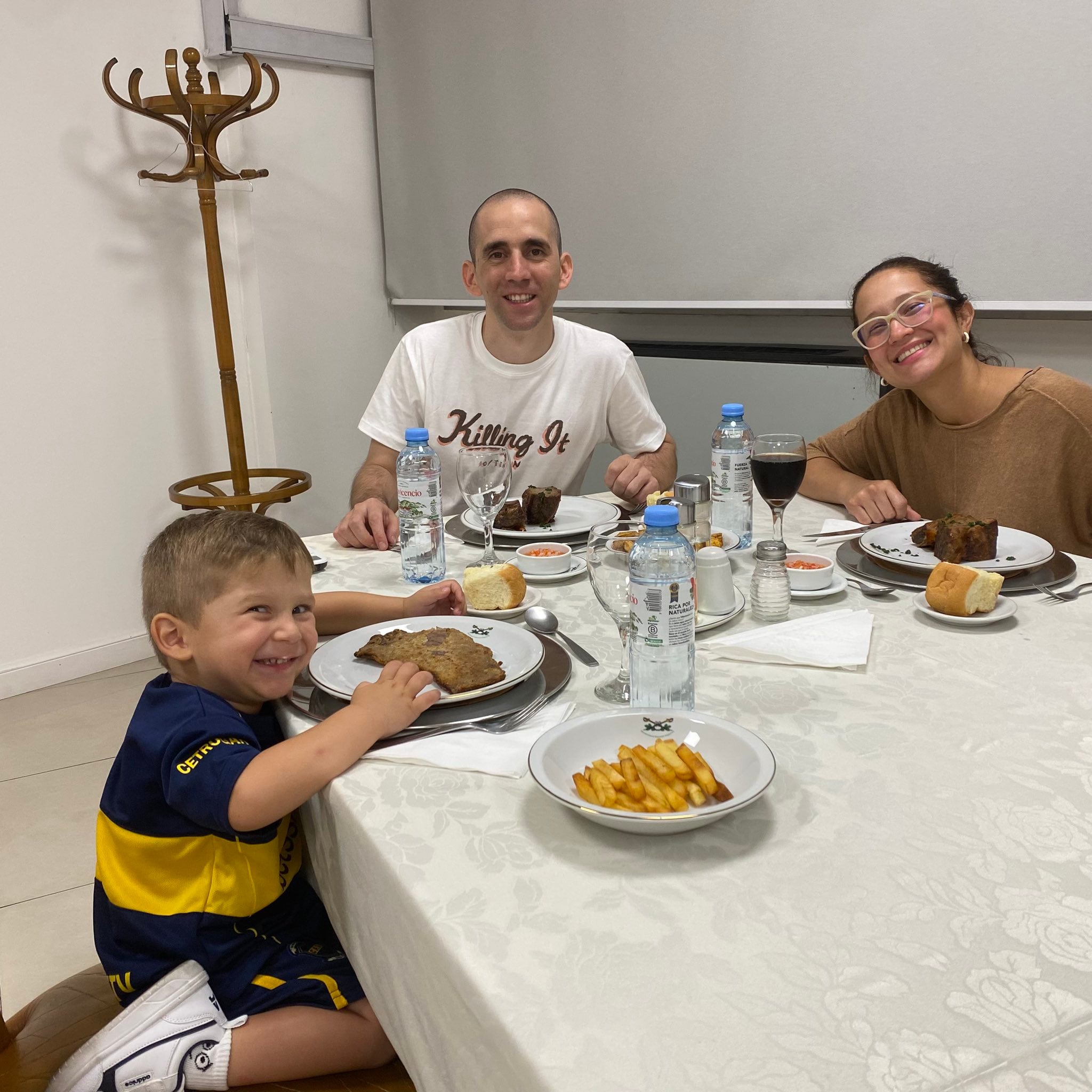 Nahuel Gallo, su esposa y Víctor, su hijo, compartieron la primera cena tras su regreso al país