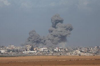 Humo tras un bombardeo israelí