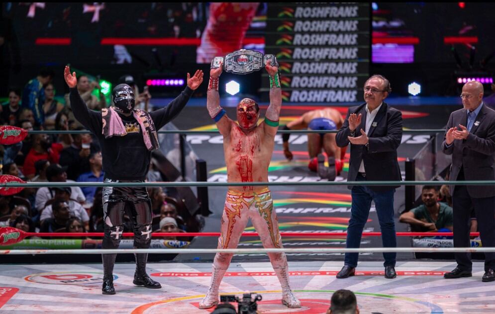 Todo ensangrentado tras el duro combate, Místico se levantó con el titulo mundial semicompleto del CMLL. (Cortesía: CMLL / Diego Cedrix)