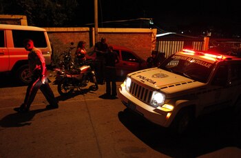 Una patrulla de la Policía Municipal de Sucre realiza un control a la entrada de uno de los sectores mas violentos del barrio de Petare en Caracas (Venezuela), en una fotografía de archivo. EFE/David Fernández