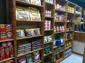 Una estantería en un mercado