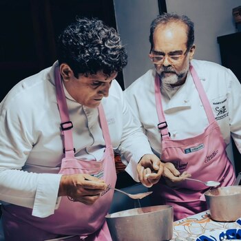 El chef Harry Sasson prepara