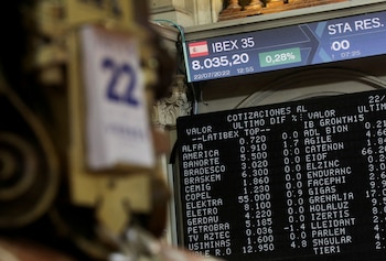 La gente se acerca a