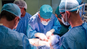 Médicos del INEN aplican inusual técnica quirúrgica para tratar cáncer de laringe avanzado y reconstruir vía respiratoria