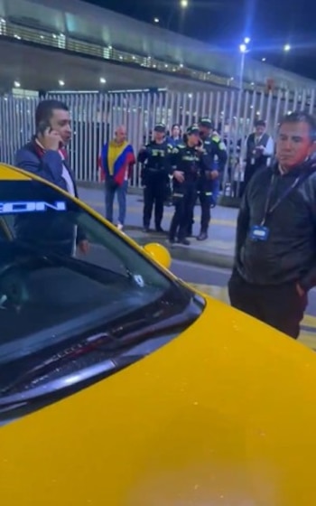 Un testigo en la zona escuchó al menos diez detonaciones frente a los accesos principales del aeropuerto - crédito @GilbertOrt49913/X