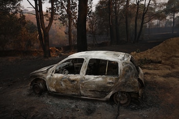 Un coche calcinado por el incendio forestal a las afueras de Casavieja, a 29 de julio de 2026, en Ávila, Castilla y León (Alejandro Martínez Vélez / Europa Press)