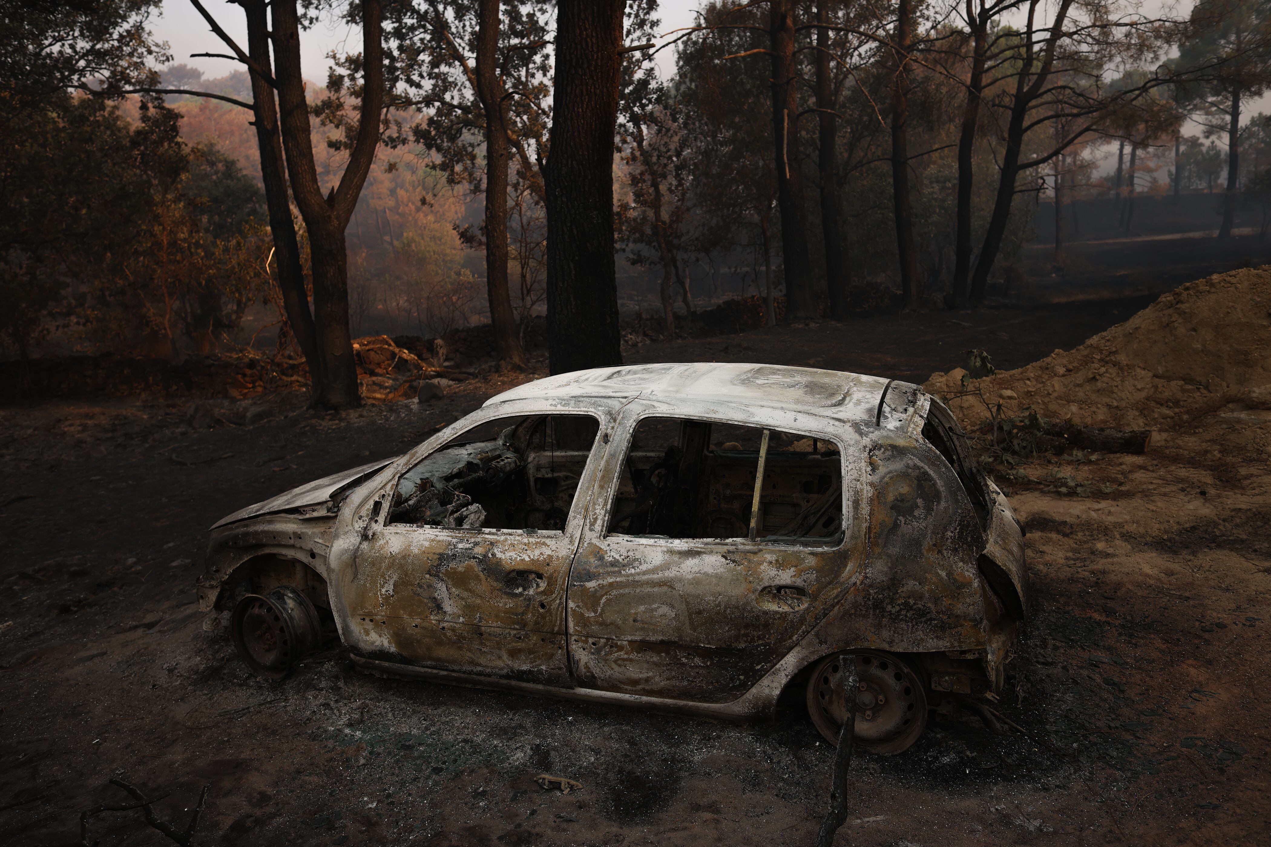 Un coche calcinado por el incendio forestal a las afueras de Casavieja. (Alejandro Martínez Vélez/Europa Press)